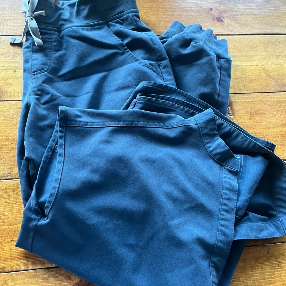 Grayish/blue figs set